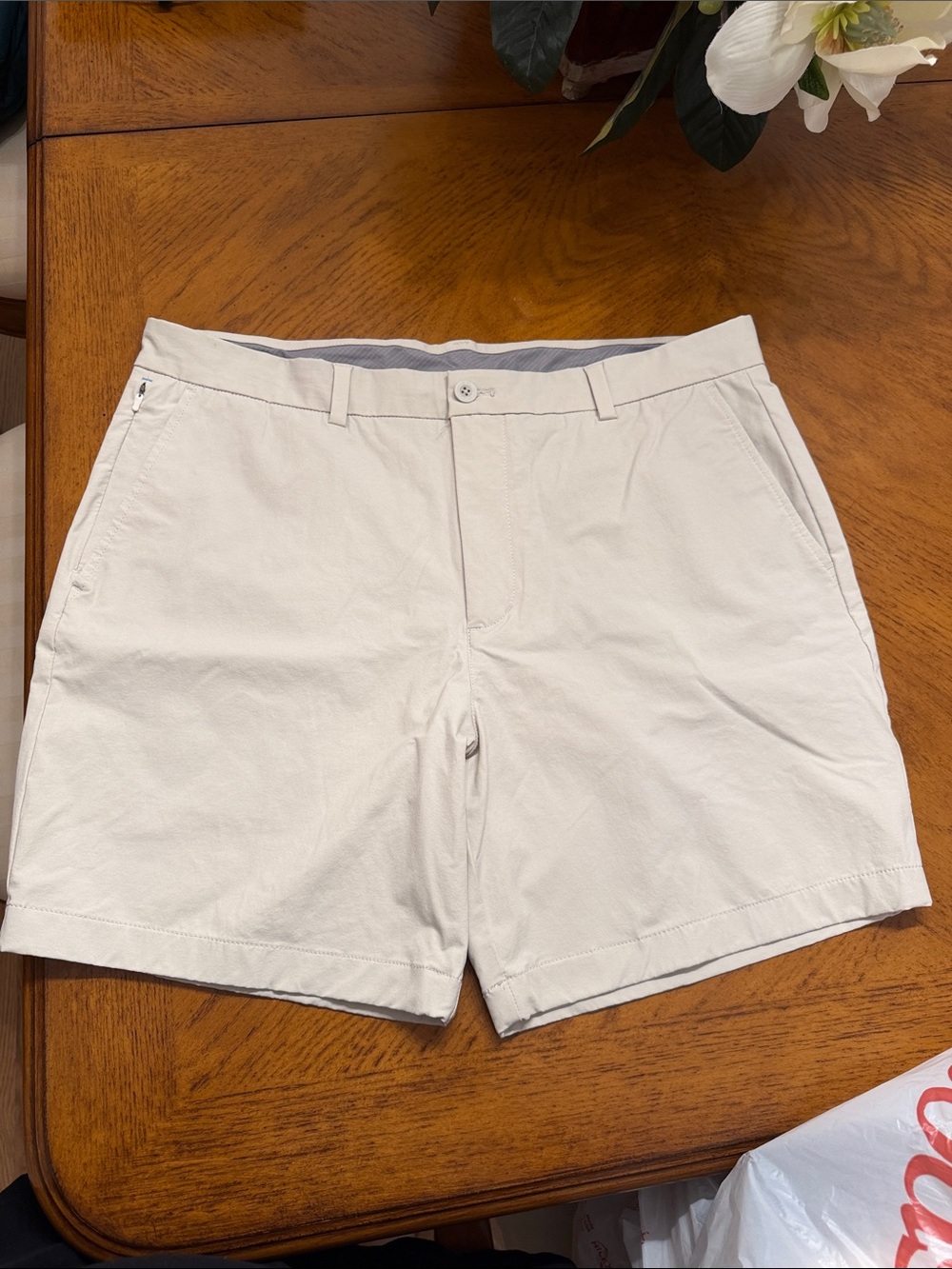 Vineyard Vines Men's On The Go khaki shorts